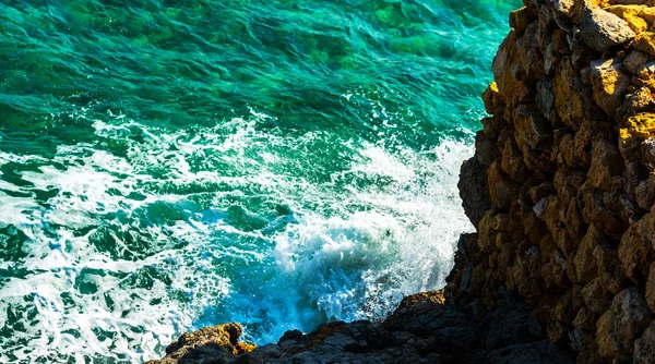 Alto acantilado sobre el mar, fondo de mar de verano, muchas salpicaduras — Foto de Stock