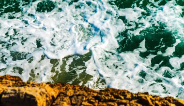 Denizden, yaz deniz arka plan, çoğu sıçramasına yüksek uçurum 