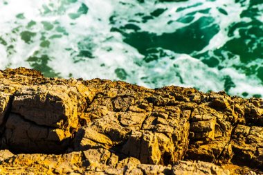 Denizden, yaz deniz arka plan, çoğu sıçramasına yüksek uçurum 