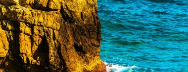 Denizden, yaz deniz arka plan, çoğu sıçramasına yüksek uçurum 