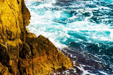 Denizden, yaz deniz arka plan, çoğu sıçramasına yüksek uçurum 