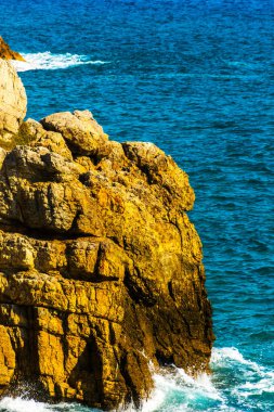 Denizden, yaz deniz arka plan, çoğu sıçramasına yüksek uçurum 