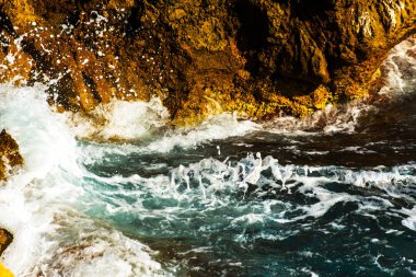 Denizden, yaz deniz arka plan, çoğu sıçramasına yüksek uçurum 