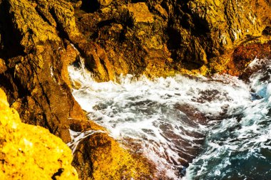 Denizden, yaz deniz arka plan, çoğu sıçramasına yüksek uçurum 