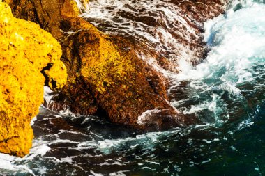 Denizden, yaz deniz arka plan, çoğu sıçramasına yüksek uçurum 