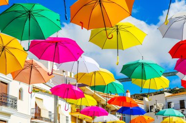 Renkli şemsiyeler kentsel sokak dekorasyon. Um renkli asılı