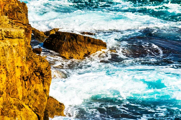 High cliff above the sea, summer sea background, many splashing — Stock Photo, Image