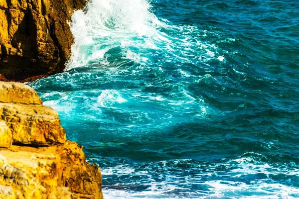 Denizden, yaz deniz arka plan, çoğu sıçramasına yüksek uçurum 