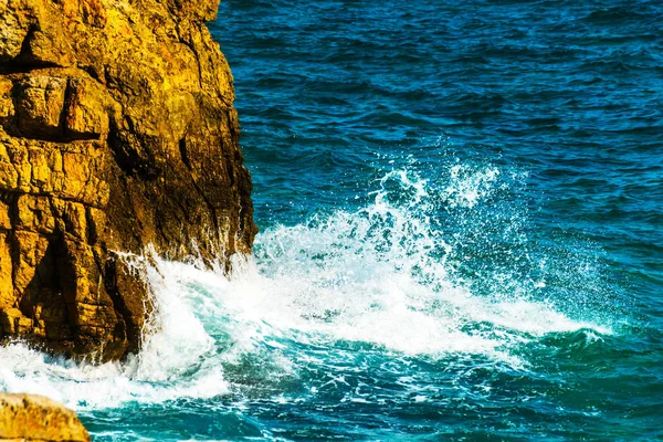 Denizden, yaz deniz arka plan, çoğu sıçramasına yüksek uçurum 