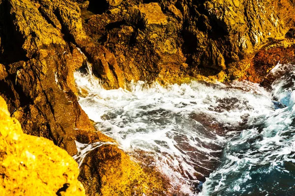 Denizden, yaz deniz arka plan, çoğu sıçramasına yüksek uçurum 