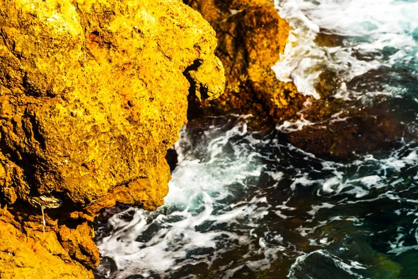 Penhasco alto acima do mar, fundo do mar de verão, muitos salpicos — Fotografia de Stock