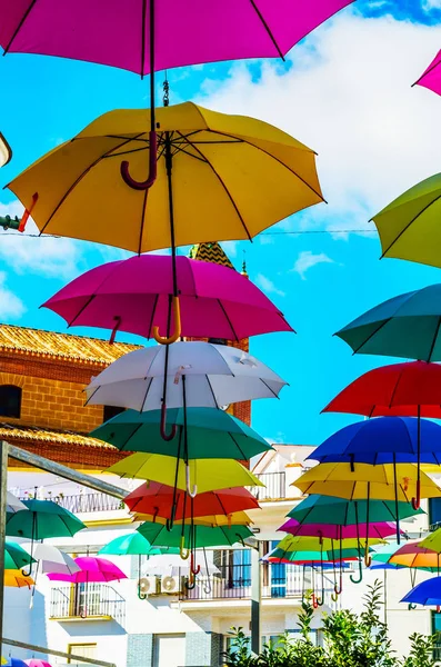 Renkli şemsiyeler kentsel sokak dekorasyon. Um renkli asılı