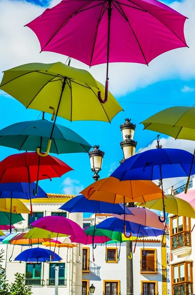 Renkli şemsiyeler kentsel sokak dekorasyon. Um renkli asılı