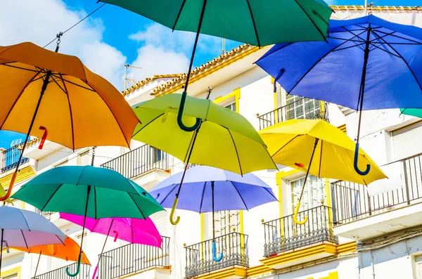 Renkli şemsiyeler kentsel sokak dekorasyon. Um renkli asılı