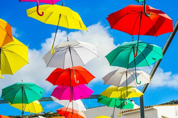 Renkli şemsiyeler kentsel sokak dekorasyon. Um renkli asılı