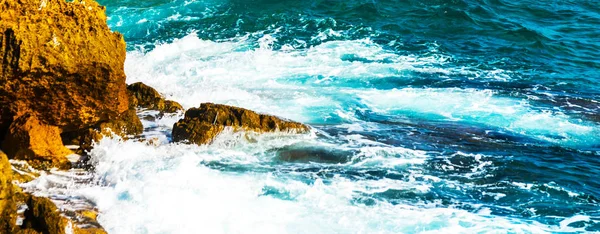 高崖海, 夏季海背景, 许多飞溅 — 图库照片