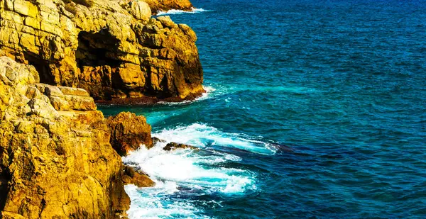 Alto acantilado sobre el mar, fondo de mar de verano, muchas salpicaduras — Foto de Stock