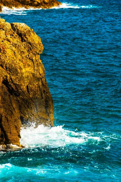 Denizden, yaz deniz arka plan, çoğu sıçramasına yüksek uçurum 