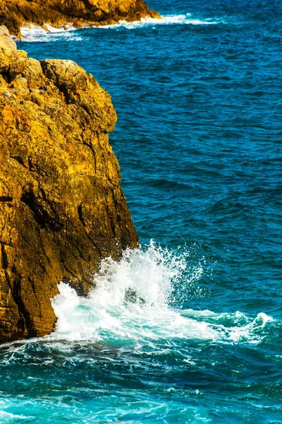 Alto acantilado sobre el mar, fondo de mar de verano, muchas salpicaduras — Foto de Stock