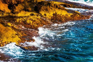 Denizden, yaz deniz arka plan, çoğu sıçramasına yüksek uçurum 