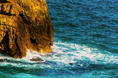 Denizden, yaz deniz arka plan, çoğu sıçramasına yüksek uçurum 