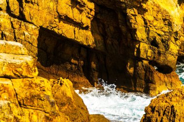 Denizden, yaz deniz arka plan, çoğu sıçramasına yüksek uçurum 