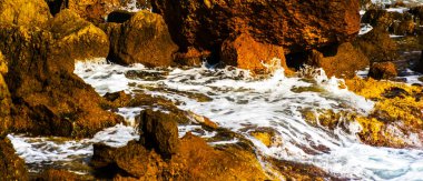 Denizden, yaz deniz arka plan, çoğu sıçramasına yüksek uçurum 