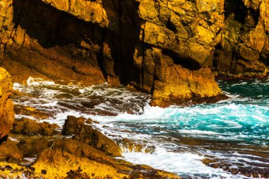 Denizden, yaz deniz arka plan, çoğu sıçramasına yüksek uçurum 