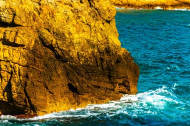 Denizden, yaz deniz arka plan, çoğu sıçramasına yüksek uçurum 