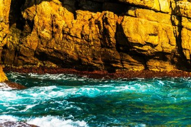 Denizden, yaz deniz arka plan, çoğu sıçramasına yüksek uçurum 