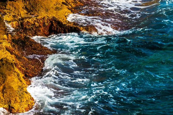 Высокая скала над морем, летний морской фон, много брызг — стоковое фото