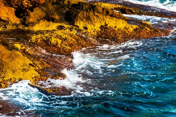 Penhasco alto acima do mar, fundo do mar de verão, muitos salpicos — Fotografia de Stock