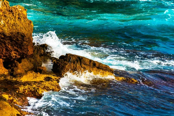 Hög klippa ovanför havet, sommaren havet bakgrund, många stänk — Stockfoto