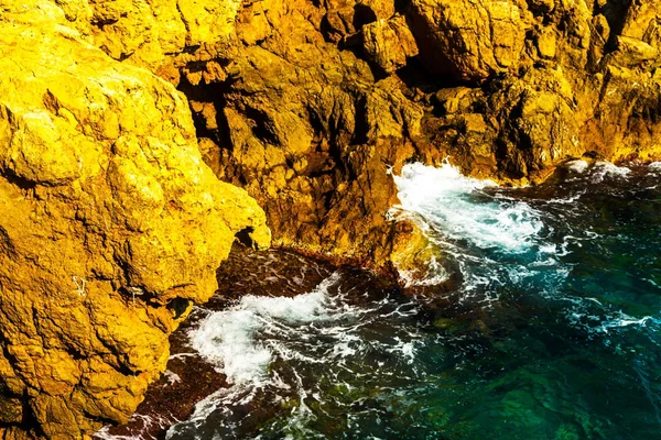 多くしぶき海夏の海の背景の上の高い崖の上 — ストック写真