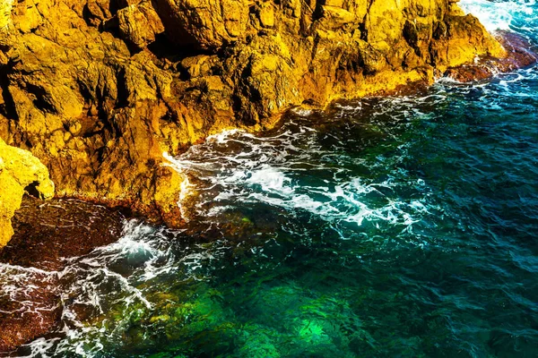 Висока скеля над морем, літній морський фон, багато бризок — стокове фото