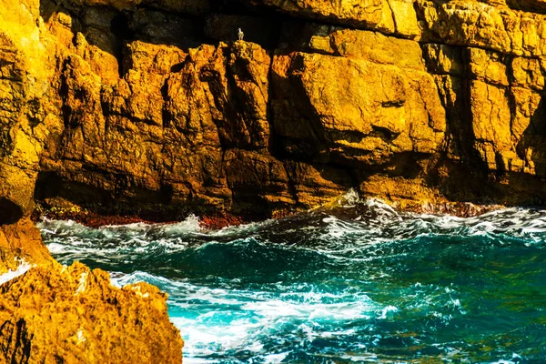 Alto acantilado sobre el mar, fondo de mar de verano, muchas salpicaduras — Foto de Stock