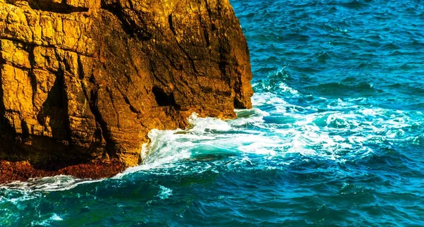 Alto acantilado sobre el mar, fondo de mar de verano, muchas salpicaduras — Foto de Stock