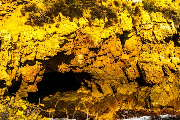 Haute falaise au-dessus de la mer, fond marin d'été, de nombreuses éclaboussures — Photo