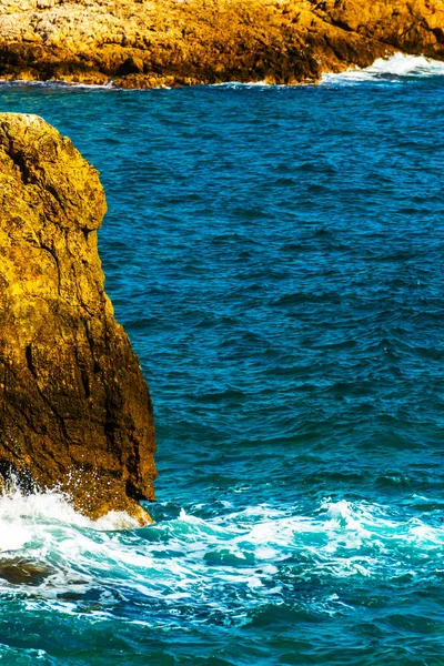 Alto acantilado sobre el mar, fondo de mar de verano, muchas salpicaduras —  Fotos de Stock