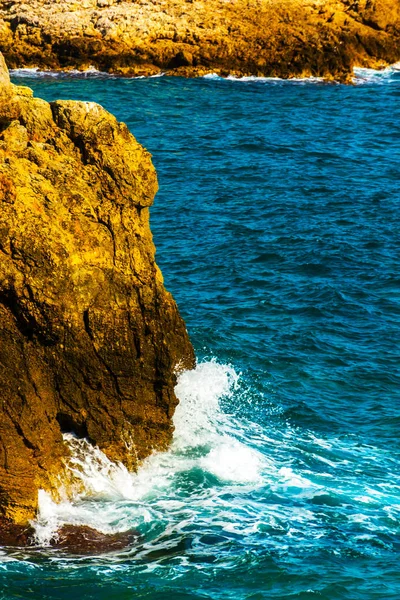 Alto acantilado sobre el mar, fondo de mar de verano, muchas salpicaduras — Foto de Stock