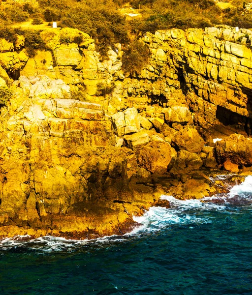 A tengerszint felett, nyári tengeri háttér, sok a fröccsenő magas szikla — Stock Fotó