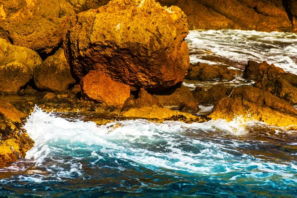 Ψηλό βράχο πάνω από τη θάλασσα, φόντο στη θάλασσα το καλοκαίρι, πολλοί πιτσίλισμα — Φωτογραφία Αρχείου
