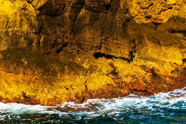高崖海, 夏季海背景, 许多飞溅 — 图库照片