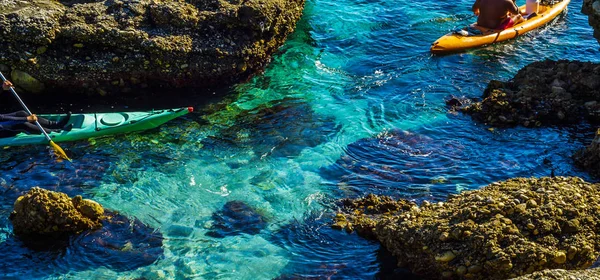 Senior kayaker su un kayak in riva al mare, sport acquatici attivi e lei — Foto Stock