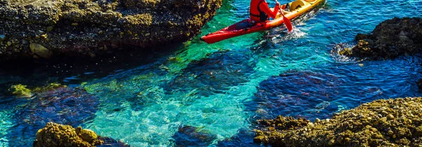 Senior kayaker su un kayak in riva al mare, sport acquatici attivi e lei — Foto Stock