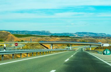 İspanya, yarış güzel manzara dağlarda hızlı yol