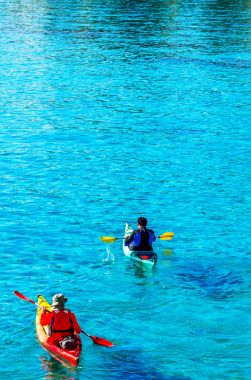 Bir kayık denizle, etkin su sporları ve lei üzerinde üst düzey kanocu