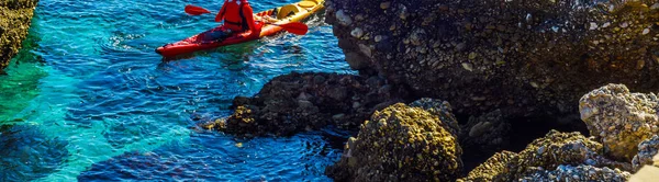 Senior kayaker su un kayak in riva al mare, sport acquatici attivi e lei — Foto Stock