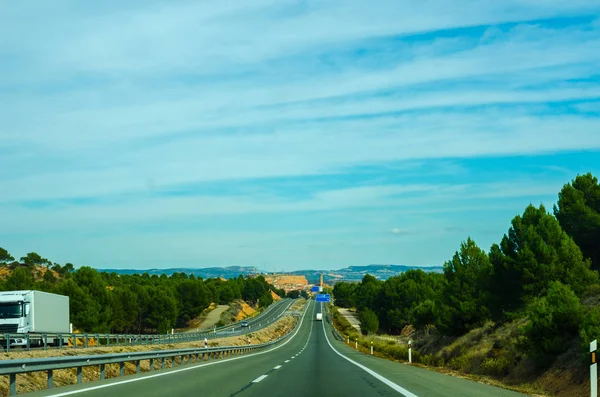 Route rapide dans les montagnes en Espagne, beau paysage de moun — Photo