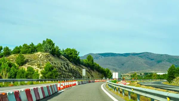 Route rapide dans les montagnes en Espagne, beau paysage de moun — Photo